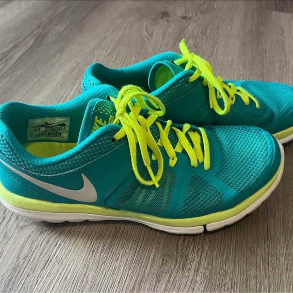 Women’s Nike Running Shoe Size 7.5 Turquoise and Neon Yellow Pre-Owned